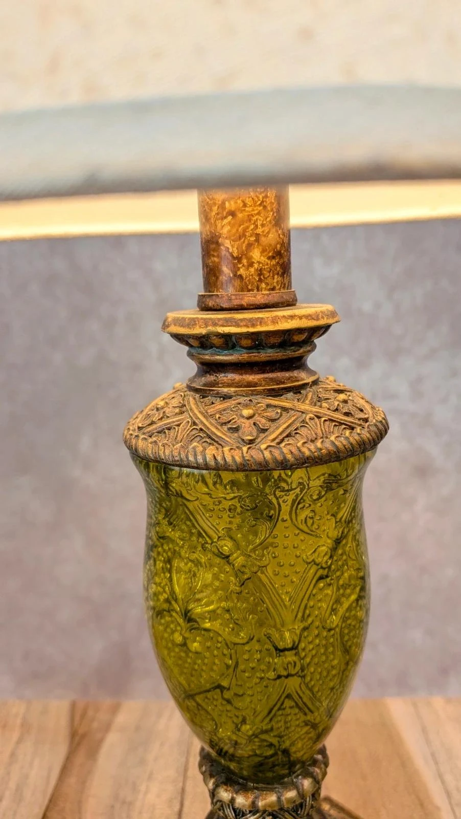 Lampe vintage pied imitation bronze & verre vert relief style ancien – photo 4